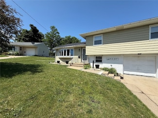 705 Grant Wood Dr SE, Cedar Rapids, IA 52403