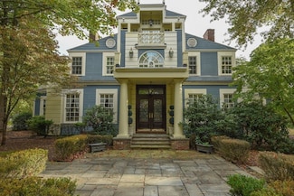 86 Kingsnorth St, Whitinsville, MA 01588