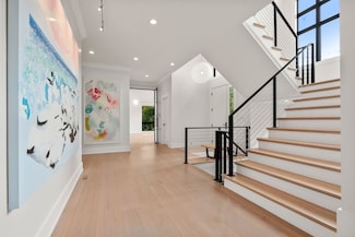 61 Lakeview Ave, Newtonville, MA 02460