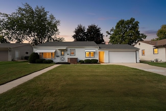 1040 Lincoln Dr W, West Bend, WI 53095