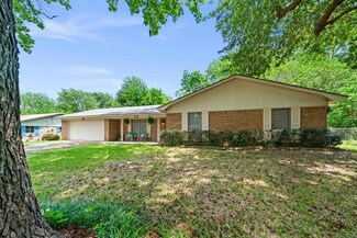 106 Juniper Dr, Palestine, TX 75803