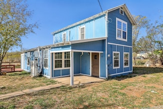 132 Renfro Dr, Devine, TX 78016