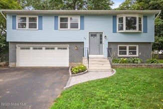 76 Oakwood Dr, Albany, NY 12205