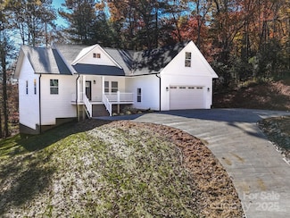 2 Caroline Dr, Horse Shoe, NC 28742