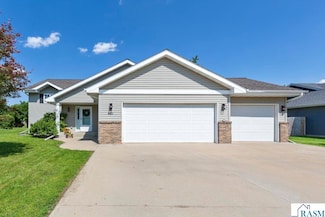 421 Woodhaven Ln, Mankato, MN 56001