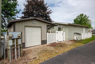 945-947 Bill of Rights Rd, Newbury Township, IN 46565