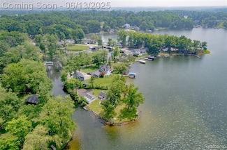 16434 Sharon Dr, Fenton, MI 48430