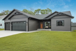 1173 Plum Creek Dr, Eau Claire, WI 54703