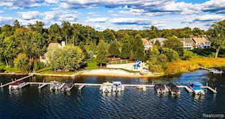 2700 Court Ln N, Howell, MI 48843