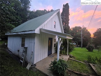 184 Hobert Rd S, Zionville, NC 28698