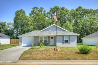 2061 Lakeview St, Carthage, MO 64836