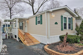 504 Maple Dr, Green Lane, PA 18054