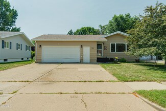 741 Albany Dr, Bismarck, ND 58504