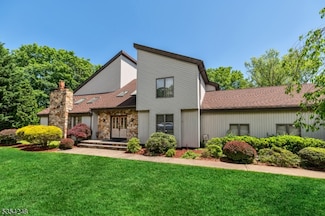 81 Columbus Ave, Totowa, NJ 07512