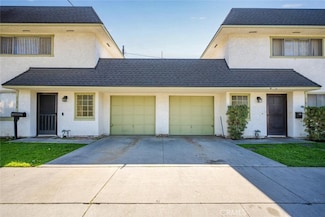 11872 207th St, Lakewood, CA 90715