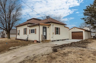 724 E 4th St S, Newton, IA 50208