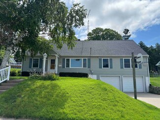 2276 Woodlawn St, Dubuque, IA 52001