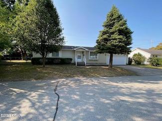 813 Horseshoe Dr, Webb City, MO 64870