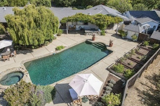 135 Meadowood Dr, Portola Valley, CA 94028