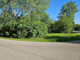 615 W Eastern Ave, McHenry, IL 60051