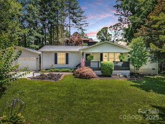 1040 Mountain View St, Hendersonville, NC 28739