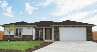 1018 N Walnut St, Woodlake, CA 93286