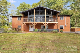 40 Mintz Ln, Swannanoa, NC 28778