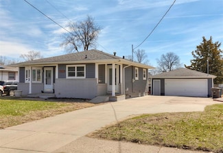 833 E Shawnee Ave, Des Moines, IA 50313