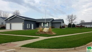 403 Oakmont Dr, Vermillion, SD 57069