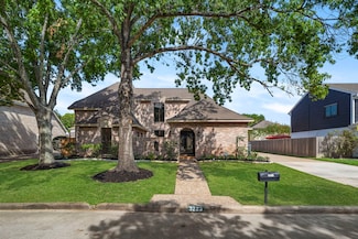 3223 Country Club Blvd, Stafford, TX 77477