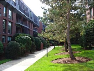 85 Grove St Unit 110, Wellesley, MA 02482