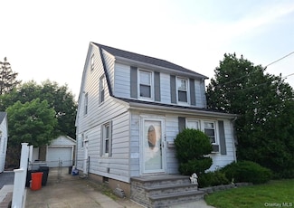 15 Stratford Ave, Williston Park, NY 11596