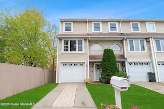 25 Claudia Ct, Staten Island, NY 10303