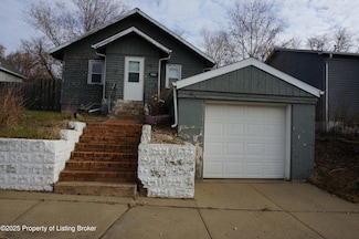 328 8th Ave W, Dickinson, ND 58601