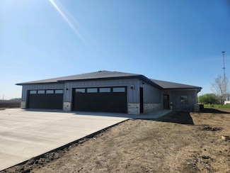 906 Funk Ave, Lakefield, MN 56150