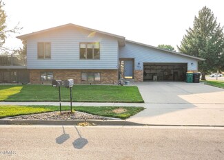 1804 Billings Dr, Bismarck, ND 58504