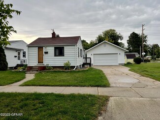 817 S 19th St, Grand Forks, ND 58201