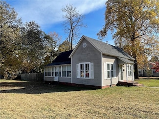 620 N Miller St, Clarksville, AR 72830