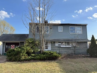 26 Gleaner Ln, Levittown, NY 11756