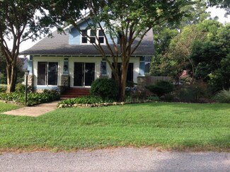 6 Crescent St, Onancock, VA 23417