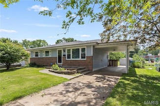 26 Manor Dr, Florissant, MO 63031