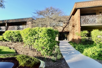 10 Old Oak Dr Unit 103, Buffalo Grove, IL 60089