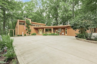 393 N Main St, Chagrin Falls, OH 44022