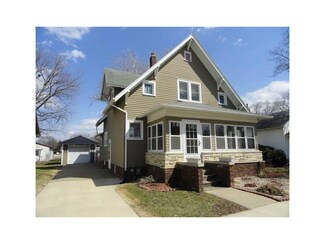 421 S Linden St, Monticello, IA 52310
