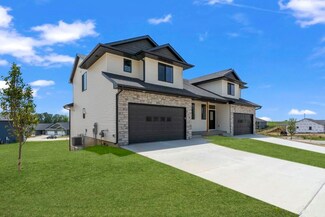 922 Prairie View Dr, West Branch, IA 52358