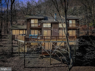 574 Bobcat Dr, Berkeley Springs, WV 25411