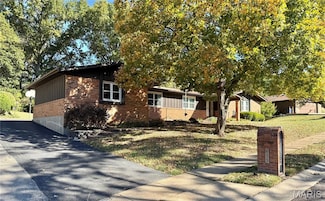 655 Hunters Ridge Dr, Saint Louis, MO 63135