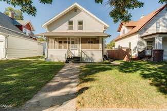 708 1st St NW, Mandan, ND 58554