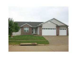 440 Driftwood Ln, Fairfax, IA 52228