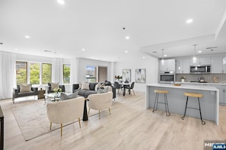 302 Smith Ct, Edgewater, NJ 07020